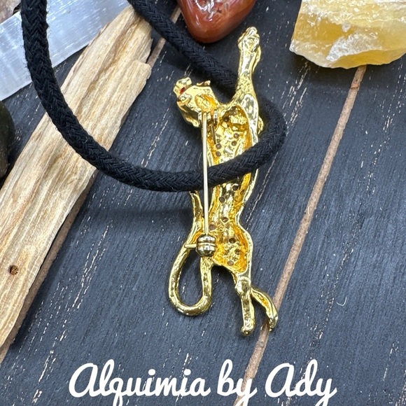 Elegant Gold Leopard Necklace - Picture 3 of 4